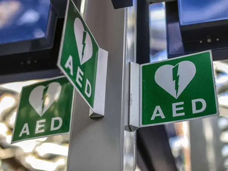 Jak używać defibrylatora - krok po kroku, aby uratować życie