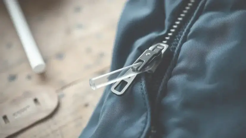 Jak naprawić urwany suwak w kurtce słomką? Szybki trik!