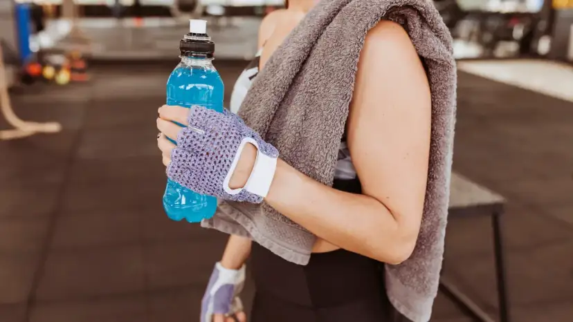 Izotoniki: Czy są szkodliwe? Kiedy pić, a kiedy unikać?