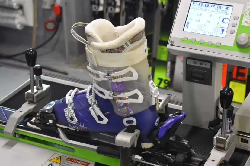 Maszyna do ustawiania wiązań narciarskich. Pokazuje, jak ustawić wiązania nart do wagi narciarza, uwzględniając jego parametry.