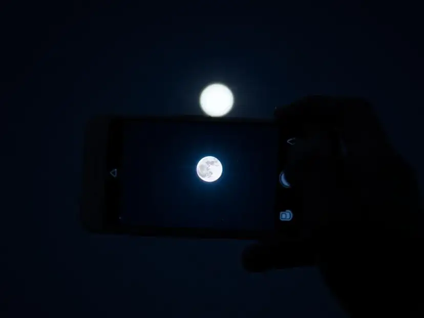 Jak zrobić zdjęcie Księżyca telefonem – uniknij najczęstszych błędów