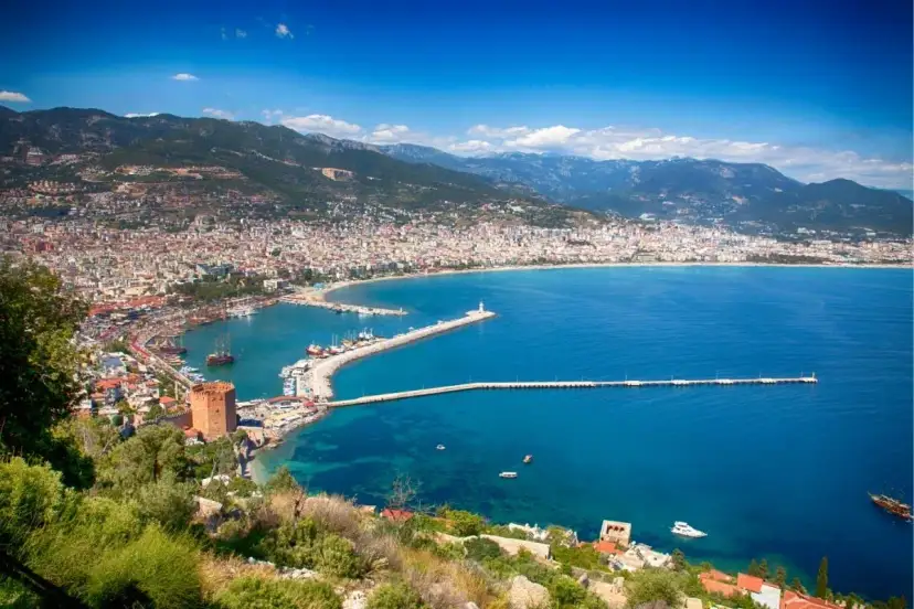 Widok na Alanyę z morzem i górami. Miasto wygląda na spokojne, więc czy Alanya jest bezpieczna?