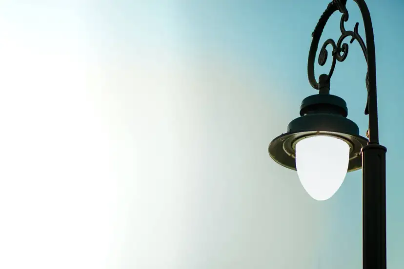Stary słup oświetleniowy z ozdobnym elementem. Czy taki słup oświetleniowy wymaga pozwolenia na budowę?