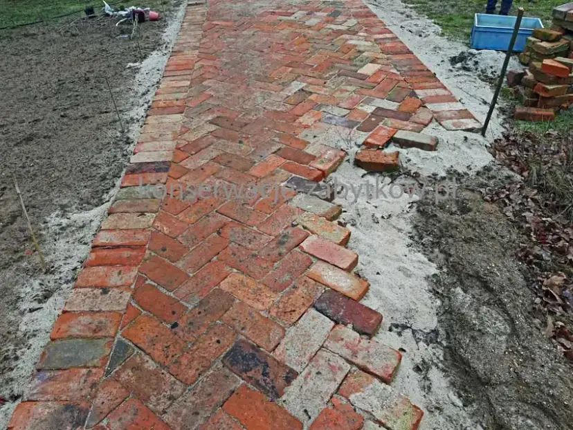 Jak zrobić chodnik z cegieł? Kompletny poradnik DIY!