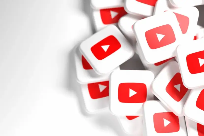 Stos białych kwadratowych ikon YouTube z czerwonym przyciskiem odtwarzania.