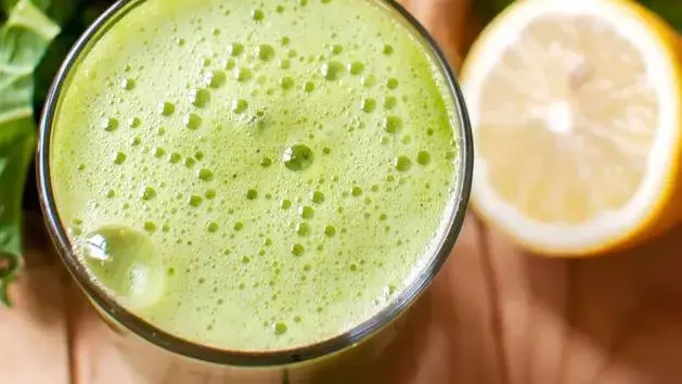 Orzeźwiający koktajl z pietruszki i cytryny na zdrowie i energię