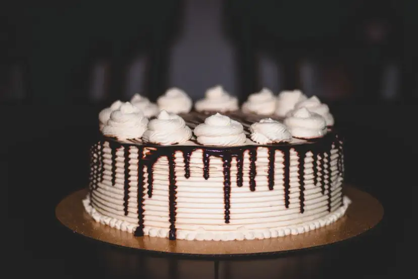 Jak dekorować torty? Triki na idealne wykończenie i efekt WOW