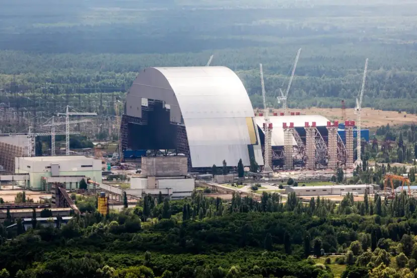 Nowy sarkofag nad Czarnobylską Elektrownią Atomową. Pytanie, czy reaktor w Czarnobylu jest aktywny, pozostaje w sferze historii, ale budowa zabezpieczeń trwa.