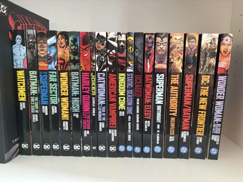 Kolekcja komiksów DC, od "Watchmen" po "Wonder Woman". Idealna do nauki, jak czytać komiksy, z bogactwem historii i postaci.