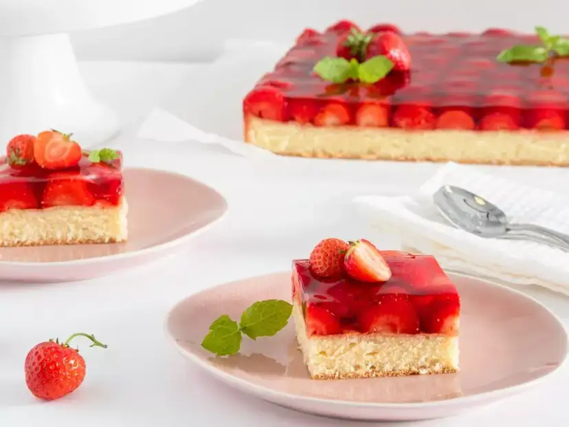 Jak zrobić biszkopt z galaretką - prosty przepis na pyszny deser