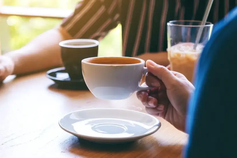Kawa na czczo: szkodzi czy pomaga? Odkryj fakty i pij mądrze.