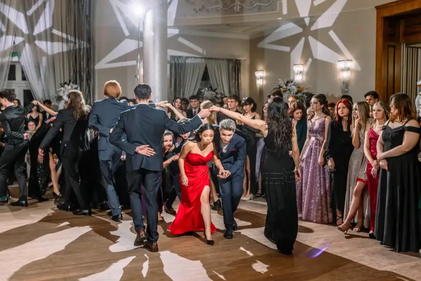 Ile kosztuje fotograf na studniówkę? Sprawdź ceny i oferty w Polsce