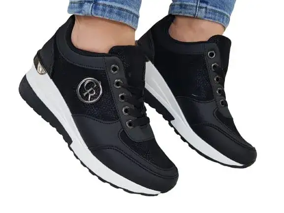 Buty sportowe na koturnie – co to za obuwie i jak je nosić?