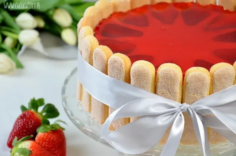 Galaretka na biszkopcie: Jak wylać, by nie wsiąkła? Poradnik