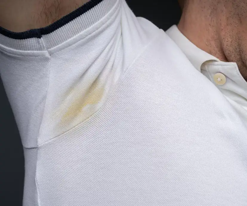 Jak wybielić żółte plamy na białej bluzce? Skuteczne metody usuwania