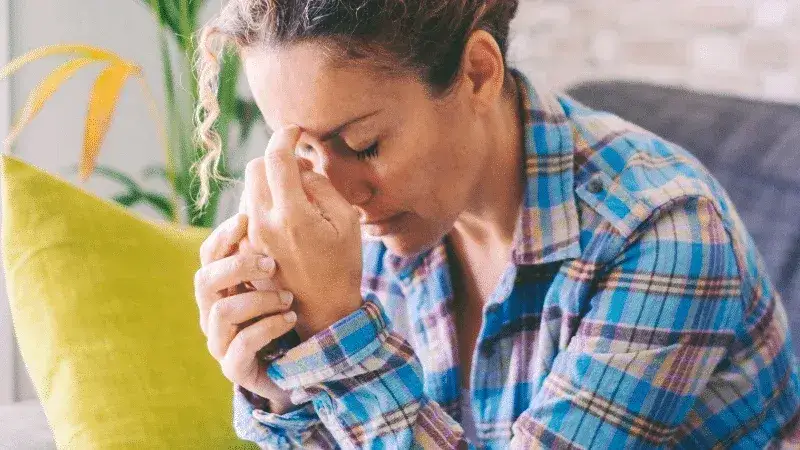 Lęk przed bliskością: Jak pokonać strach i zbudować relacje?