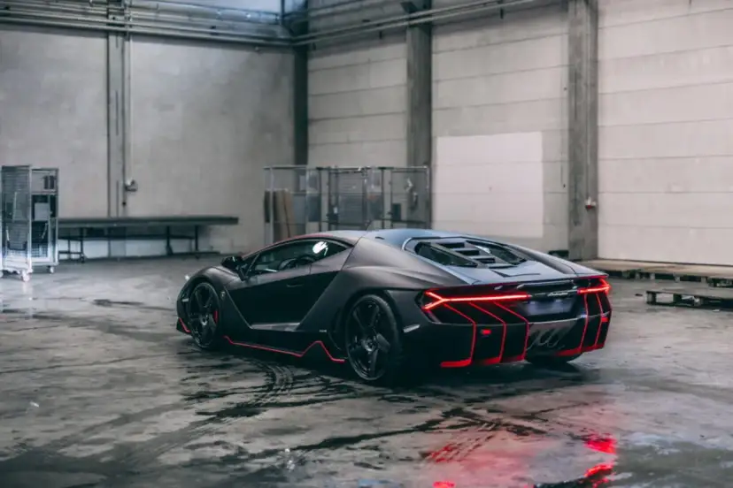 Czarny Lamborghini Centenario z czerwonymi akcentami, stojący w garażu. Zastanawiasz się, ile kosztuje Lamborghini Centenario?