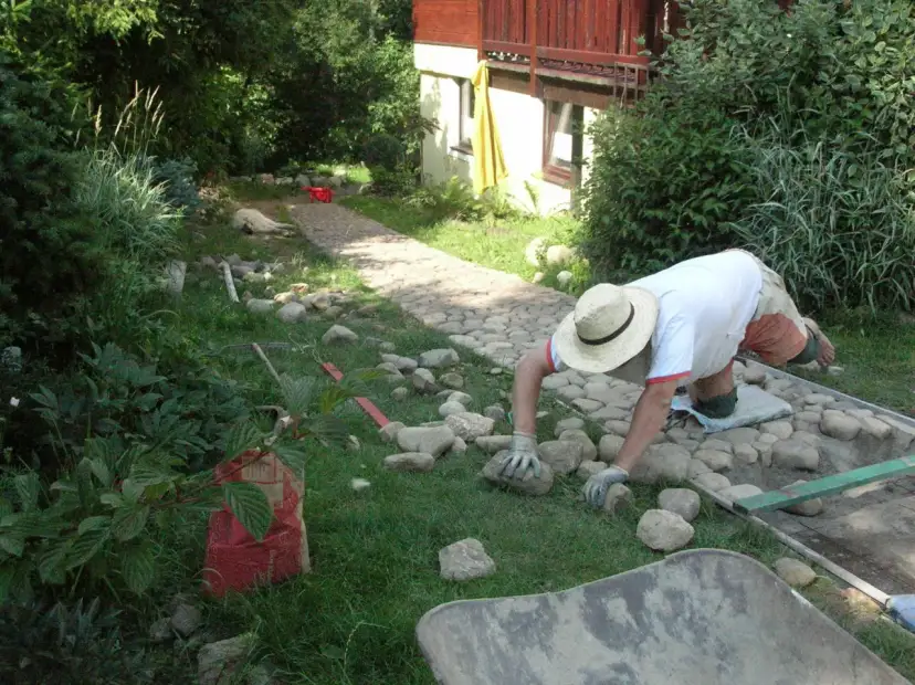 Jak zrobić chodnik z kamienia polnego - uniknij najczęstszych błędów