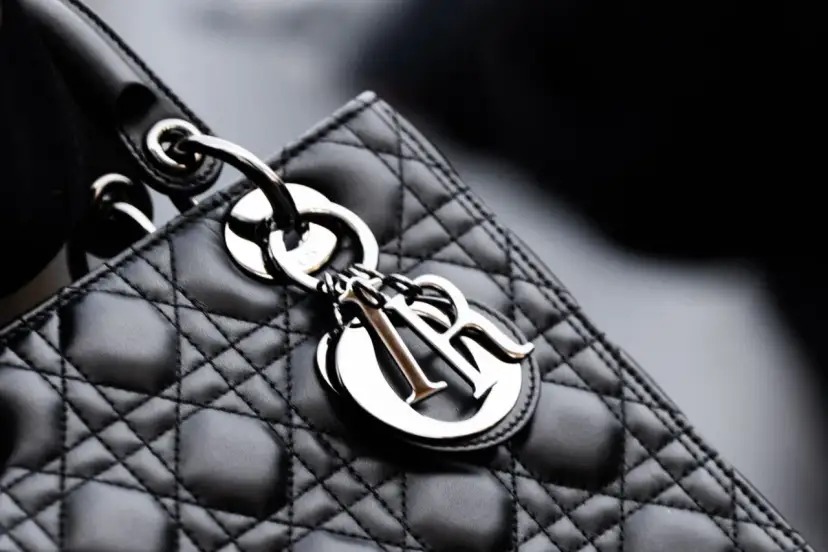 Elegancka, pikowana torebka Lady Dior w kolorze czarnym, z metalicznym logo Dior.