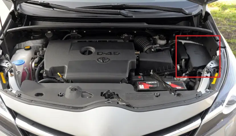 Gdzie są bezpieczniki w Toyota Yaris II? Oto co musisz wiedzieć