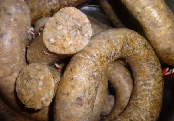 Jak podawać białą kaszankę? Sprawdzone sposoby i najlepsze dodatki