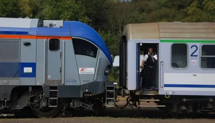 Co to jest pociąg TLK? Poznaj jego usługi i trasy w Polsce