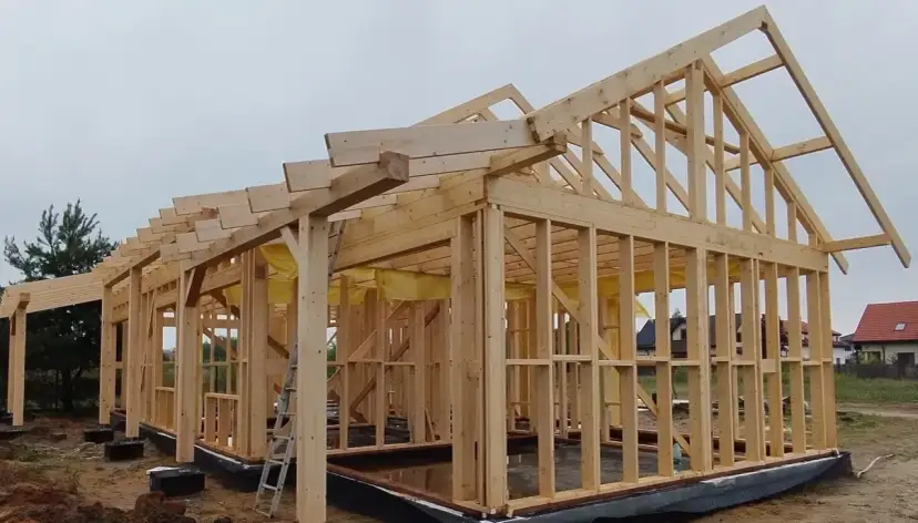 Dom szkieletowy 100m²: Ile drewna C24? Szacunki i koszty.