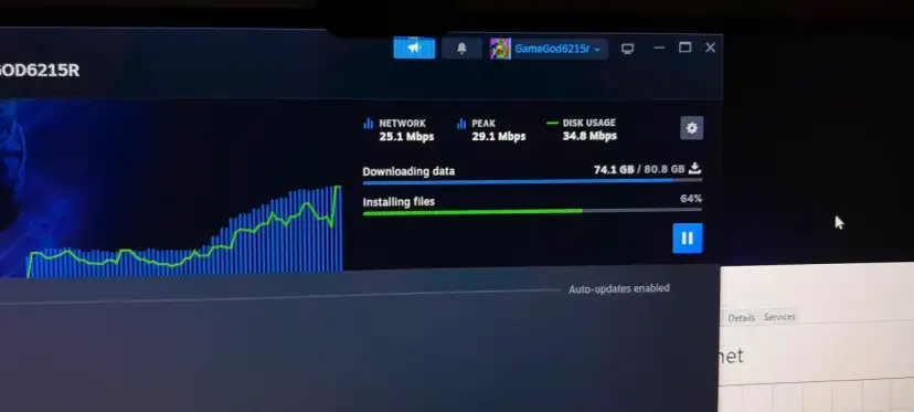 Monitor pokazuje pobieranie gry na Steam. Sieć działa z prędkością 25.1 Mbps, a dysk jest obciążony w 34.8 Mbps. Jak przyśpieszyć pobieranie na Steam?