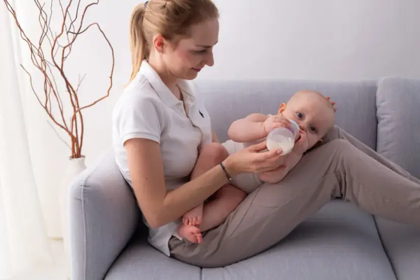 Refluks u niemowląt: Jak prawidłowo odbijać, by ulżyć dziecku?