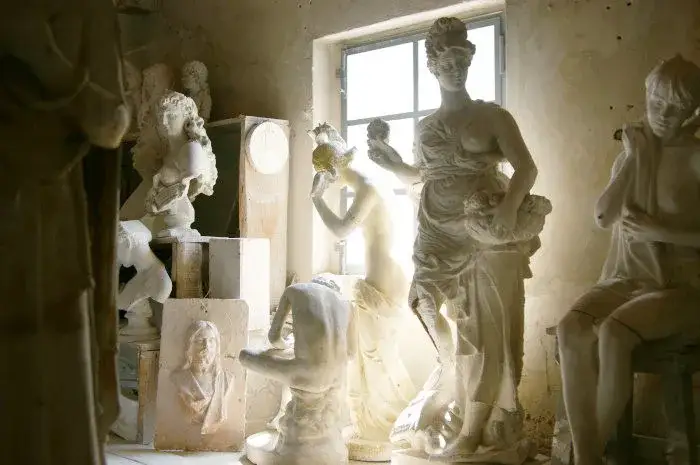 Rzeźba w kamieniu: techniki, materiały i niezwykłe przykłady