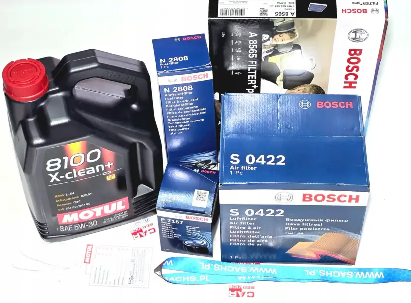 Butelka oleju Motul 8100 X-clean+ i filtry Bosch: paliwa, oleju, powietrza.