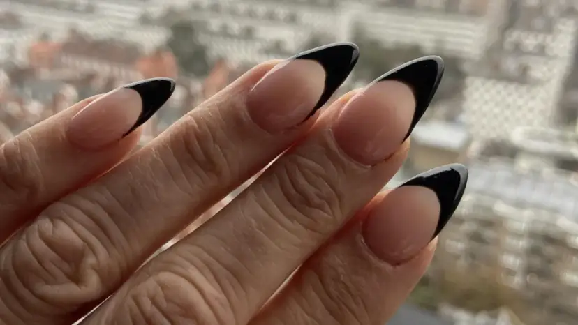 Schwarze French Nails: Dein Guide für angesagte Designs & DIY-Tricks