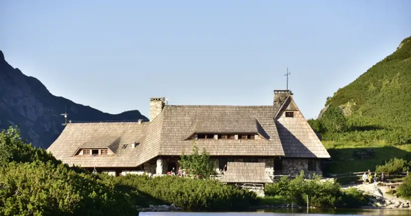 Ile kosztuje nocleg w schronisku? Ceny i porady na sezon