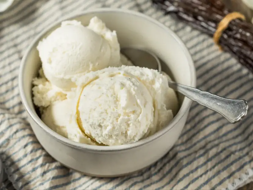 Pyszne lody waniliowe w miseczce, idealne na lato. Zobacz nasz prosty przepis na lody!