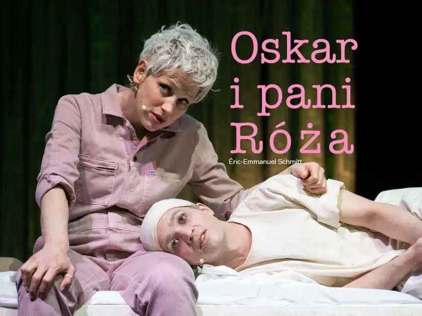 Oskar i pani Róża 2009. Kobieta w różowym dresie pochyla się nad leżącym mężczyzną w białej opasce na głowie.