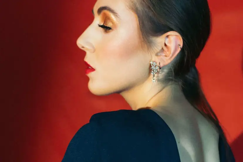 Makijaż do granatowej sukienki: Jak olśniewać na każdą okazję?