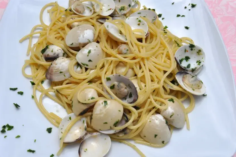 Pyszne Spaghetti con le Vongole przepis. Aromatyczny makaron z małżami i natką pietruszki, gotowy do podania.