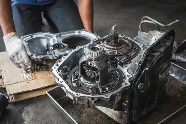 Tylny dyferencjał: Co to jest, jak działa i jak o niego dbać?