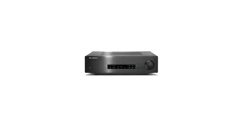 Elegancki wzmacniacz Cambridge Audio CXA80 w kolorze grafitowym, z czytelnym wyświetlaczem i pokrętłem głośności.