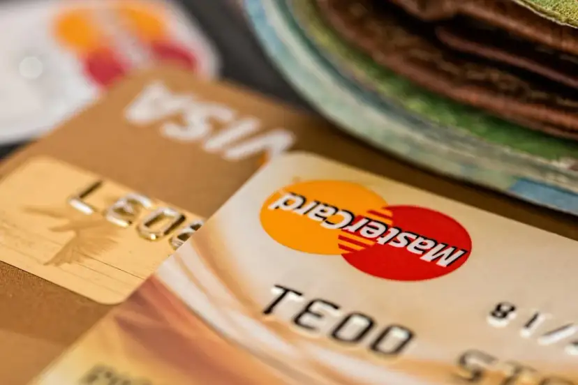 Zbliżenie na karty płatnicze Visa i Mastercard. Zastanawiasz się, jak spłacić debet? Oto rozwiązanie.