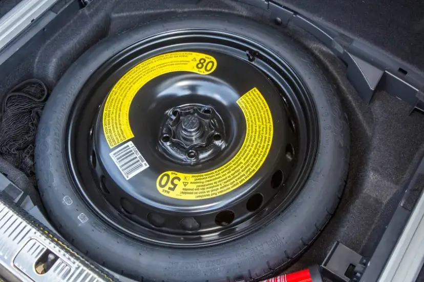 Czy koło zapasowe może być mniejsze? Sprawdź ryzyko i przepisy