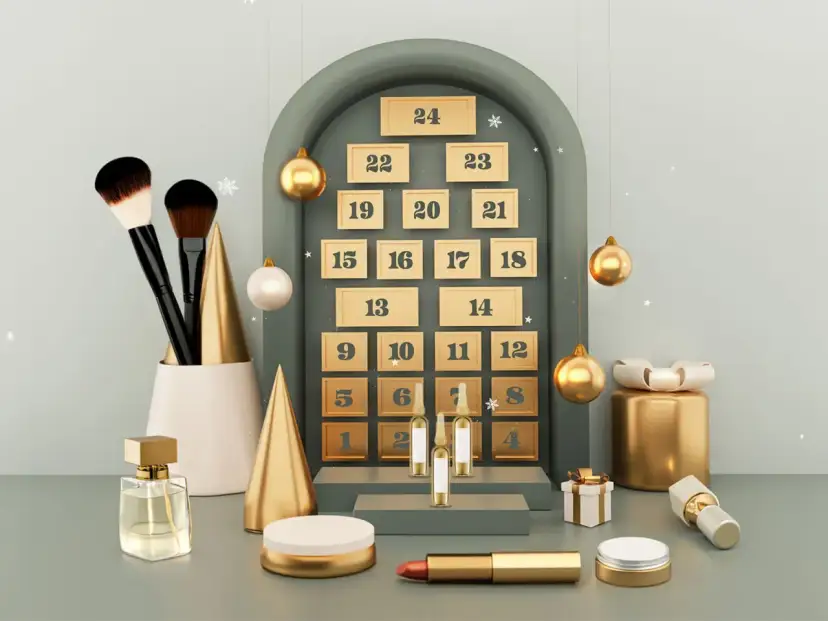 Adventskalender Frauen Kosmetik: Pinsel, Parfum und Lippenstift warten hinter den Türchen. Goldene Kugeln und Weihnachtsbäume schmücken die Szene.
