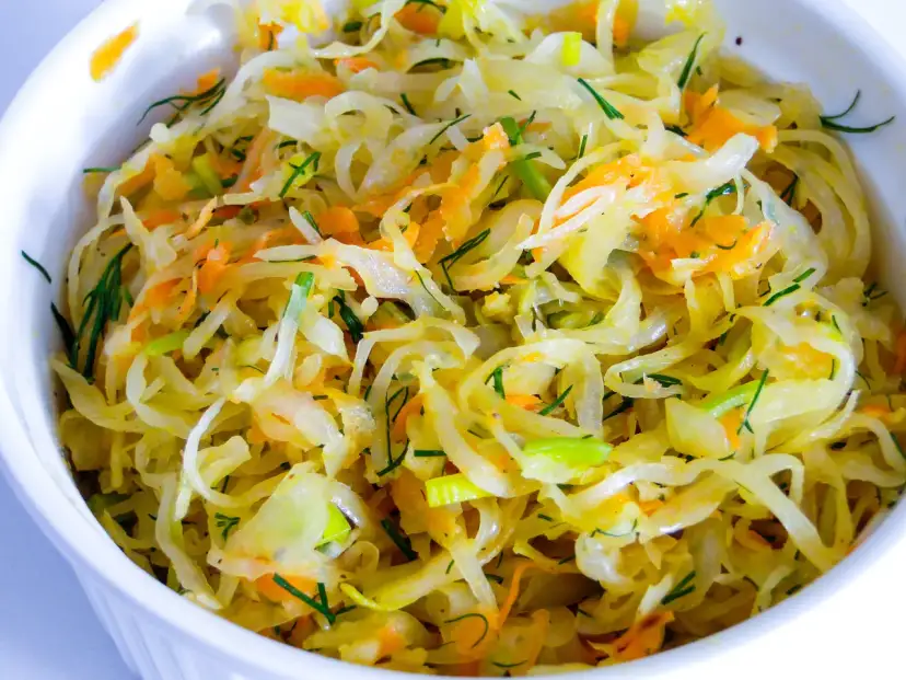 Co podać do surówki z kiszonej kapusty? Mięsne hity na obiad!