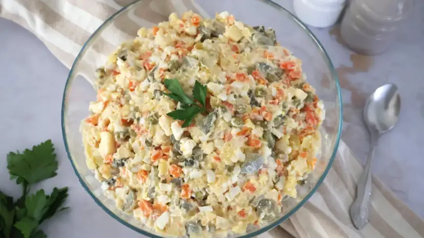 Czy sałatka jarzynowa jest tucząca? Sprawdź kalorie i składniki