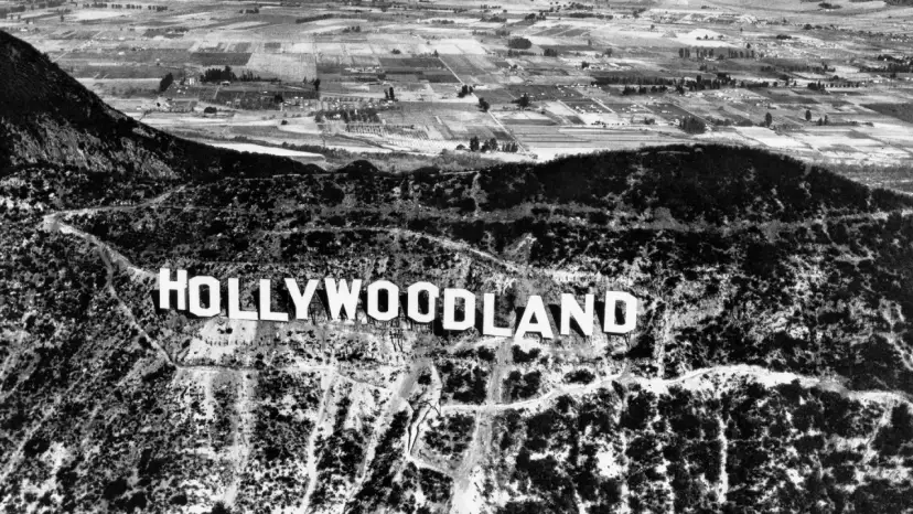 Widok na napis "HOLLYWOODLAND" na wzgórzu, świadectwo początków Hollywood.