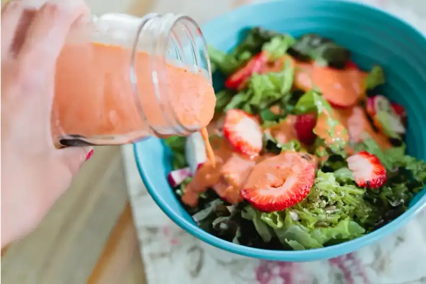 Dressing do sałatki: kiedy dodać, by była świeża i chrupiąca?