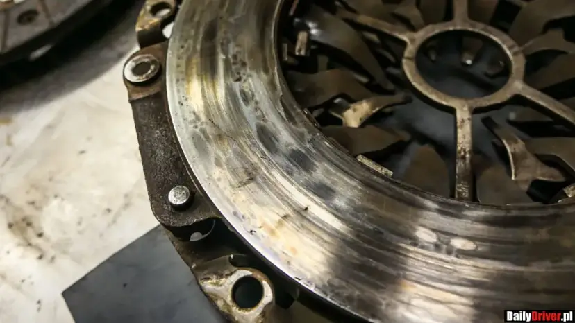 Spalone sprzęgło jechać czy laweta? Ryzyko i koszty naprawy