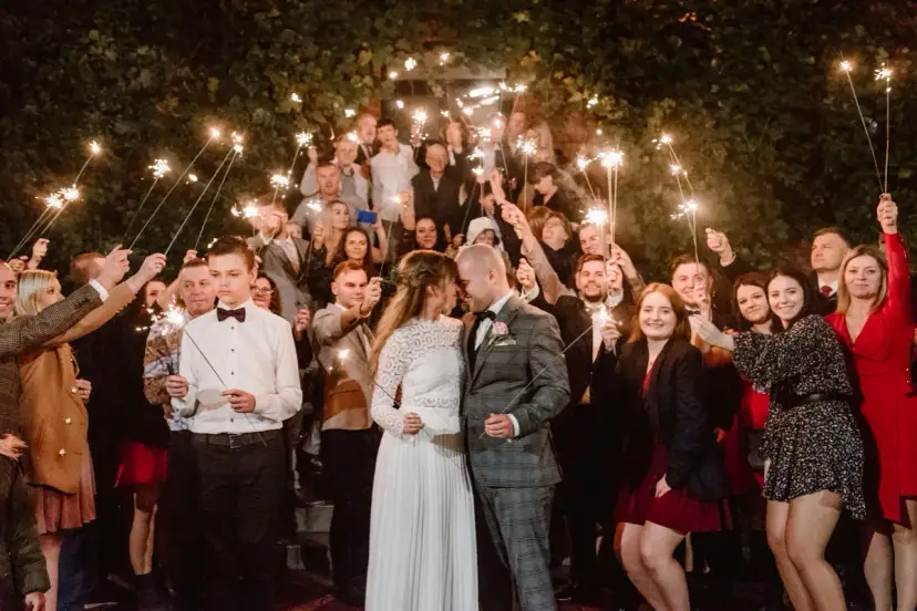 Jak zrobić magiczne zdjęcia z zimnymi ogniami na weselu?