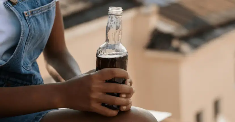 Cola na ból brzucha? Ekspert obala mit! Bezpieczne alternatywy