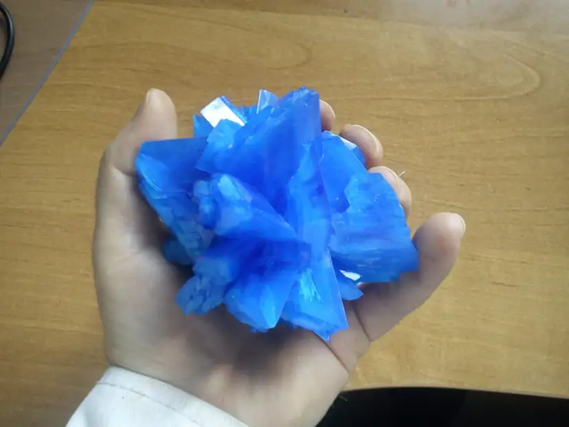 Piękne, niebieskie kryształy soli, jak zrobić je samemu? Oto efekt eksperymentu.